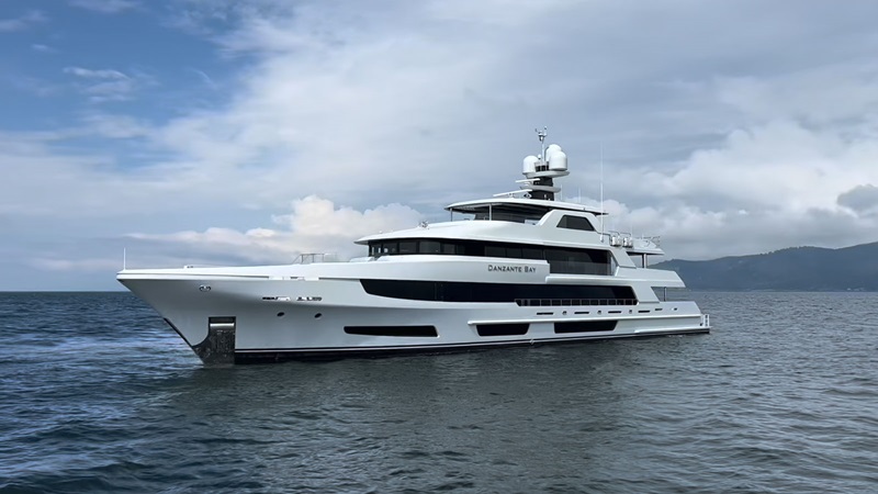 Yacht Danzante Bay